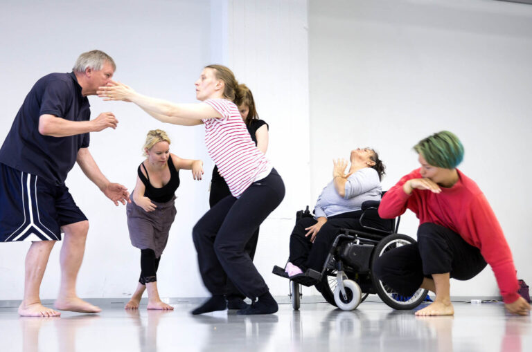 Group of 6 dancers in dancing class