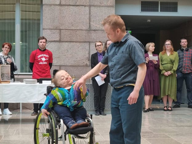 To be seen: kohtaus, jossa kaksi ihmistä esiintyy ulkona